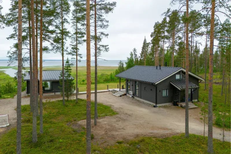 Hirsimökki-järven-rannalla